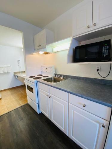 Super 8 By Wyndham 100 Mile House in 100 Mile House (BC)