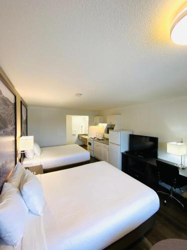 Super 8 by Wyndham 100 Mile House image 30
