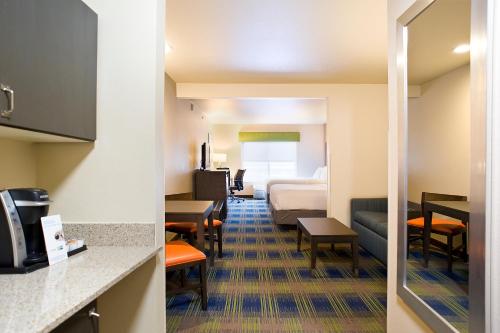 Holiday Inn Express Hotel & Suites Brookings, an IHG Hotel