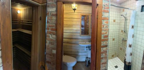 ساونا, Rustic private Cabin in woods w/ Sauna & Pool in انتاكالنس