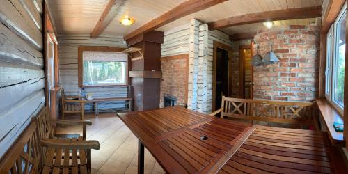 ساونا, Rustic private Cabin in woods w/ Sauna & Pool in انتاكالنس