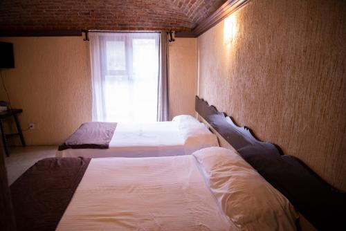 1 king bed, 2 double beds