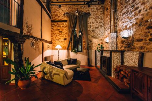  5 bedrooms house with enclosed garden and wifi at Fuenteodra, Unterkunft in Fuenteodra