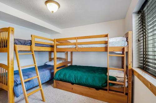 Country Bear Getaway - main image
