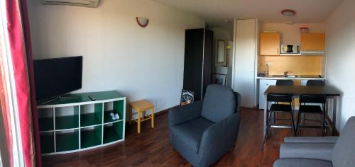Koplietošanas atpūtas telpa ar TV, Appartement meublé au domaine Equiland au cœur de la Chalosse (Appartement meuble au domaine Equiland au cœur de la Chalosse) in Cassen