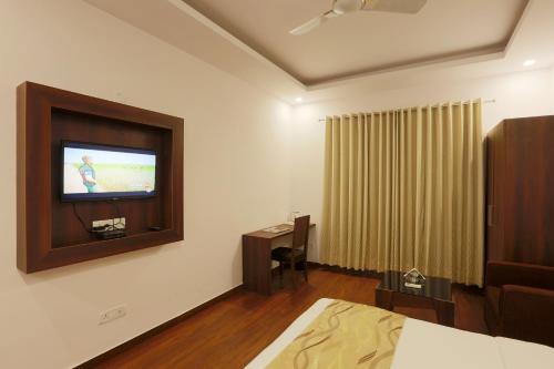 Room in Guest room - Airport Hotel Arch - New Delhi-near Igi international Airport Mahipalpur