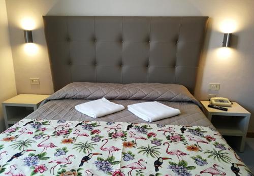 Double or Twin Room with Balcony image 5