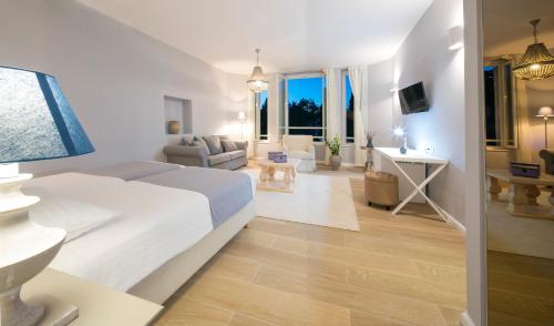 2 twin beds, 1 sofa bed