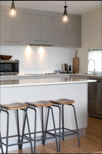 ห้องครัว, Captains Cove Ground Floor Luxury Apartments in เพย์นส์วิลล์