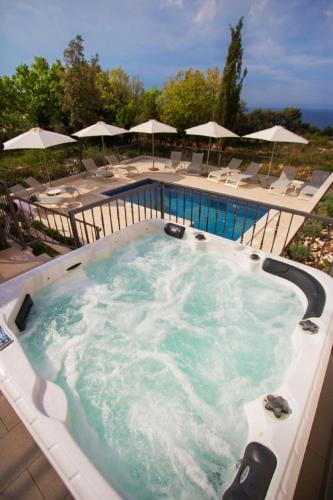 Two Bedroom Apartment with Balcony and Sea View