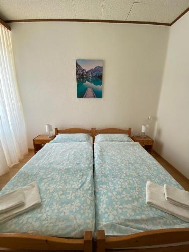 2 twin beds