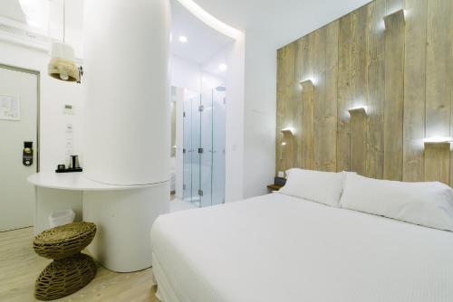 1 queen bed, 2 twin beds
