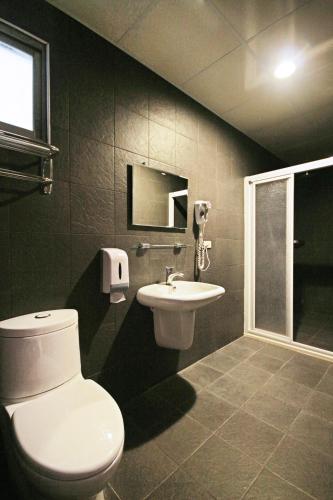 Bathroom, Fun Trip - Little Castle & Oscar Guest House in Taitung