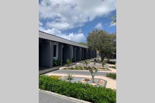 Newly Renovated One Bedroom Apartment near Beach!
