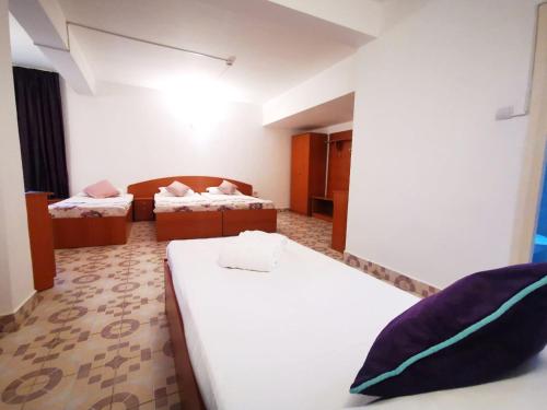 Quadruple Room image 2