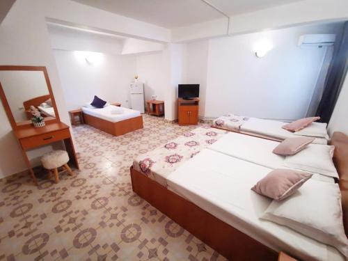 Quadruple Room image 9