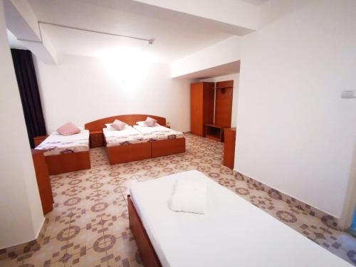 Quadruple Room image 8