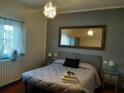 1 queen bed, 4 sofa beds
