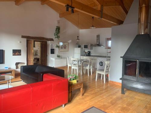 casa rural de un artista en plena naturaleza piscina y parque de esculturas en villarcayo in Villarcayo