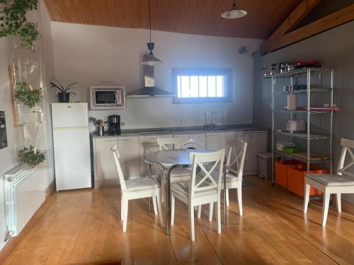 casa rural de un artista en plena naturaleza piscina y parque de esculturas en villarcayo in Villarcayo