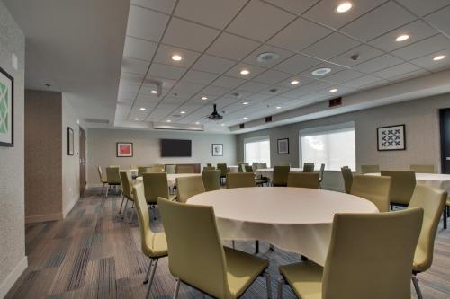 Holiday Inn Express & Suites Aurora - Naperville, an IHG Hotel