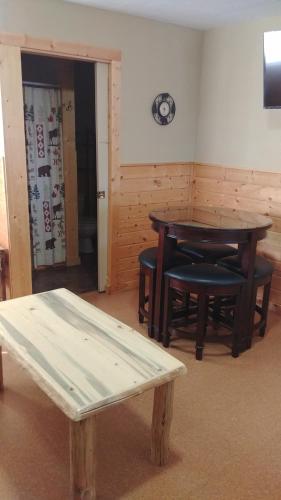 9 Bar W Cabins – West Yellowstone, MT