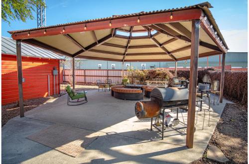 The Highland House 5BR Huge Patio 2 miles to DT