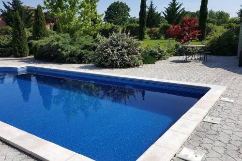 Appartement, classé 3 étoiles tout confort, piscine au sel, au calme pour un couple