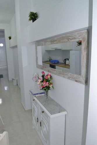 Stunning 2 Bedroom Apartment Fully Refurbished With Air-conditioning - image 8