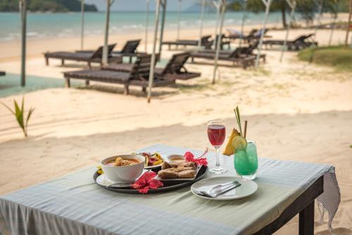 Essen und Erfrischungen, Sabai Beach Resort in Koh Mak (Trad)