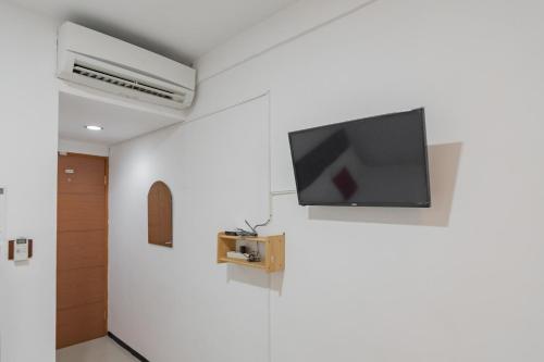 RedDoorz Syariah At Afifah Guest House near Bikasoga Sport Center, Bandung