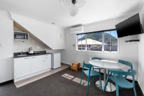 Queen Suite with courtyard and mountain view
