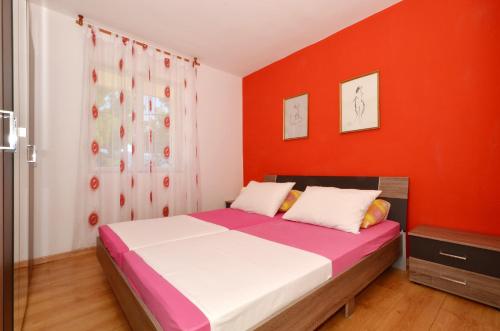 A - large apt with big terrace next to the beach