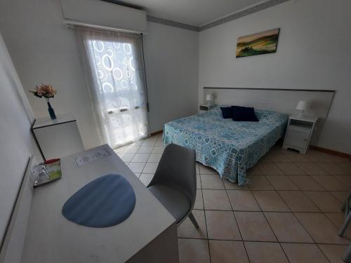 1 double bed, 1 twin bed