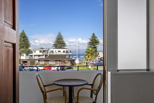 Queen Suite with Mountain View