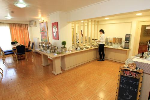 Triton Hotel Piraeus - image 5