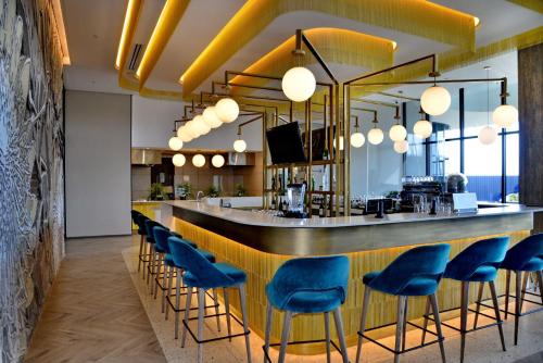 Highly-rated bar