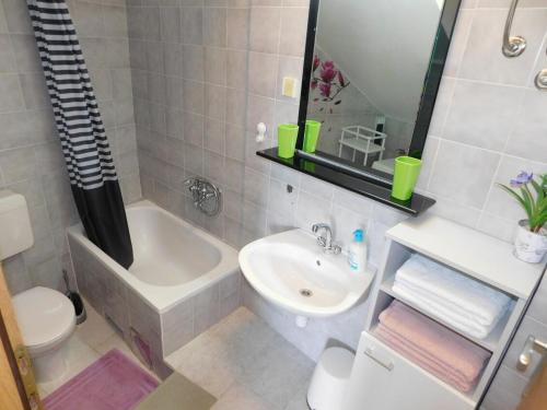 Apartments by the sea Podgora, Makarska - 16630