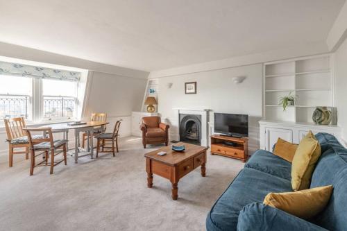 Rooftop Retreat - 2 Double Beds w/ Stunning Views - Bath