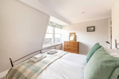 Rooftop Retreat - 2 Double Beds w/ Stunning Views, Bath (photo 4)
