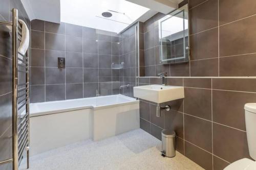 Rooftop Retreat - 2 Double Beds w/ Stunning Views, Bath (photo 6)