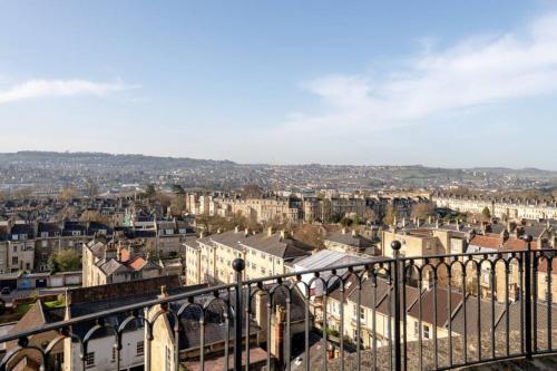 Rooftop Retreat - 2 Double Beds w/ Stunning Views, Bath (photo 7)