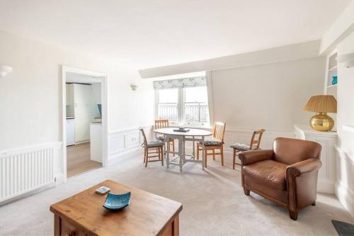 Rooftop Retreat - 2 Double Beds w/ Stunning Views, Bath (photo 8)