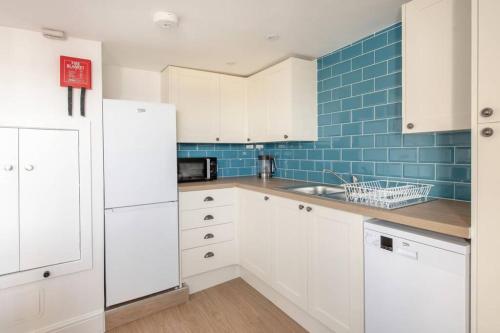 Rooftop Retreat - 2 Double Beds w/ Stunning Views, Bath (photo 9)