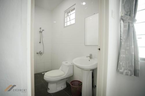 Bathroom, Curtin Waters Homestay by Evernent in Lutong
