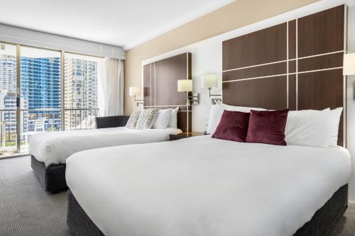 4-Guest Balcony Room in Heart of Surfers Paradise