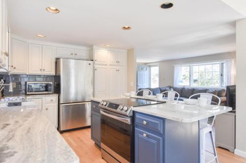 810 Beautifully Updated Steps From Private Pond Access Short Drive to Breakwater Beach - image 2