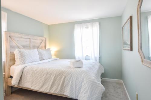 810 Beautifully Updated Steps From Private Pond Access Short Drive to Breakwater Beach - image 4