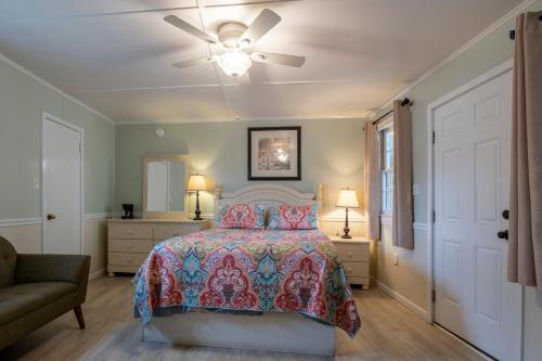 1 twin bed, 2 bunk beds