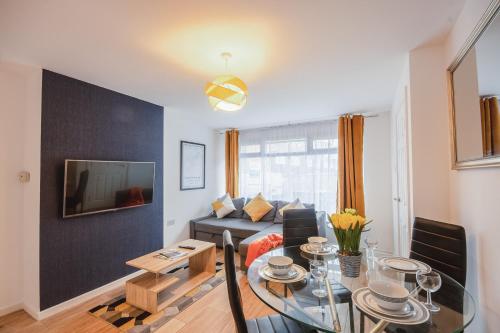 4 Bed House City Centre-Free Parking-2mins from Station